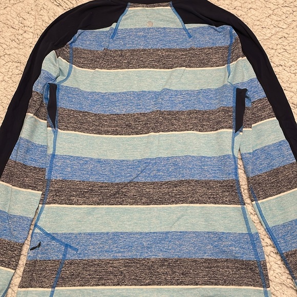 Lululemon Long Sleeve with thumb holes and small zipper pocket - Picture 2 of 6